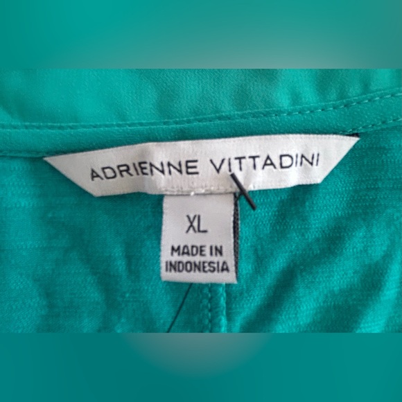 NEW SLEEVELESS TOP - Picture 4 of 7